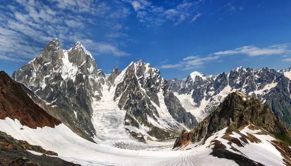 Montagne Ushba dans la crête principale du Caucase . — Photo