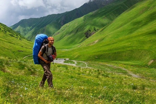 Young tourist resting on top overlooking the valley — Stock Photo, Image