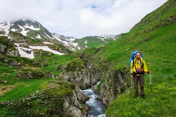 Young tourist resting on top overlooking the valley — Stock Photo, Image