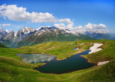 Koruldi dağ gölü, Svaneti, Gürcistan.
