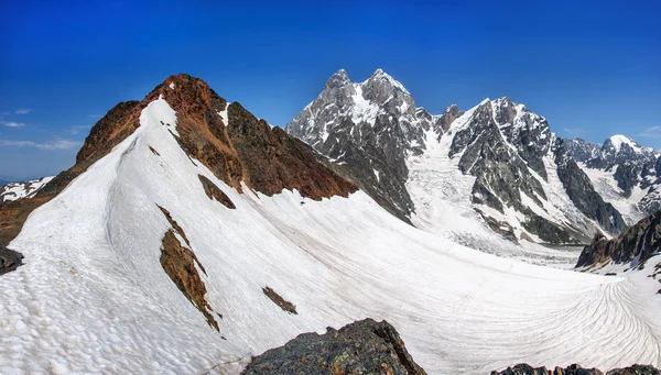 Montagne Ushba dans la crête principale du Caucase . — Photo