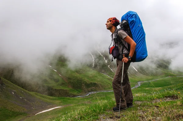 Young tourist resting on top overlooking the valley — Stock Photo, Image