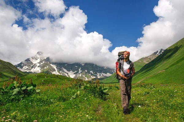 Young tourist resting on top overlooking the valley — Stock Photo, Image