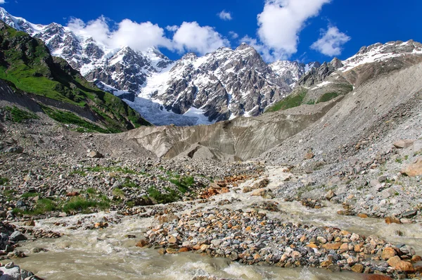 Krajobraz lato z Shkhara Kaukazu Góry region Swanetia, Georgia — Zdjęcie stockowe