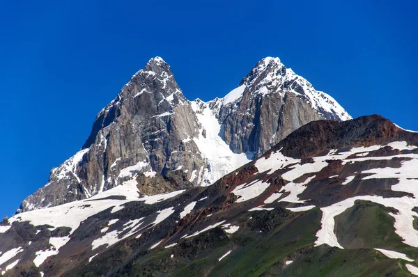 Dva vrcholy Mount Ushba. Hlavní Kavkazský hřeben. — Stock fotografie