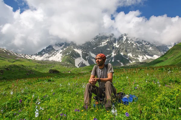 Young tourist resting on top overlooking the valley — Stock Photo, Image