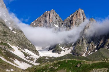 Kalın sis Dağı'nda geçmek Georgia, Svaneti.
