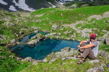 Genç adam dağ gölü hayran.