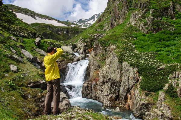 Traveler man taking photo of big waterfall in Georgia — Stock Photo, Image