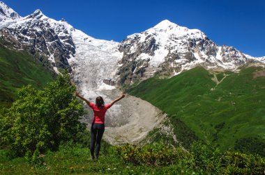 Svaneti, Gürcistan trekking genç yürüyüşçü.