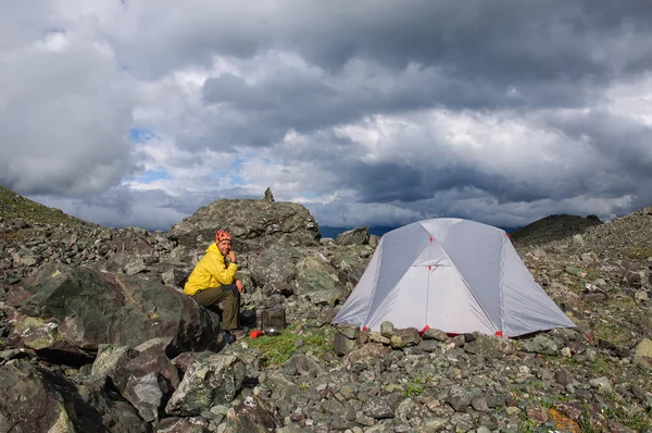 Jeune homme se préparant à manger sur le brûleur près de la tente dans les montagnes de Géorgie — Photo