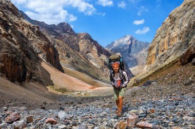 Dağlarda olacak büyük sırt çantası ile genç turizm