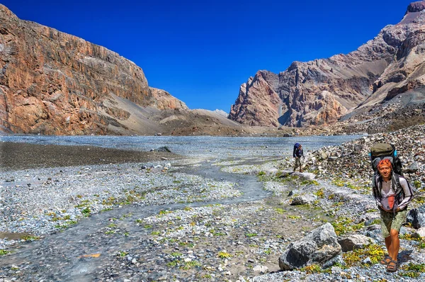 Büyük sırt çantaları turistlerle gruptur dağda — Stok fotoğraf