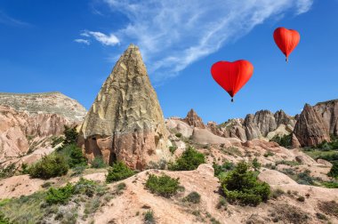 Kapadokya, Türkiye'de renkli dağların bir arka plan üzerinde balon