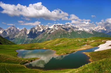 Koruldi dağ gölü, Svaneti, Gürcistan.