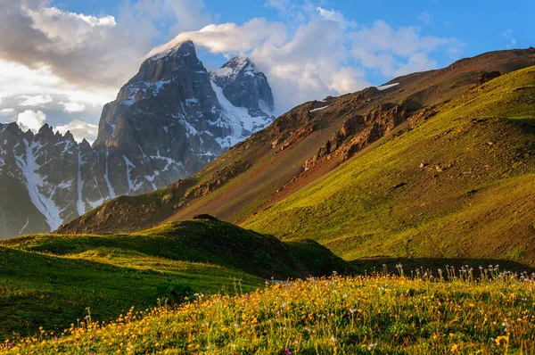 Ushba mountain in the Main Caucasian ridge On the Sunset. — Stock Photo, Image