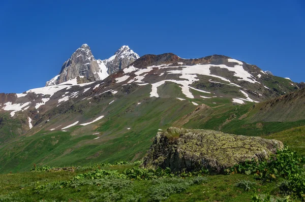 Två toppar på Mount Ushba. Kaukasiska höglandsryggen. — Stockfoto