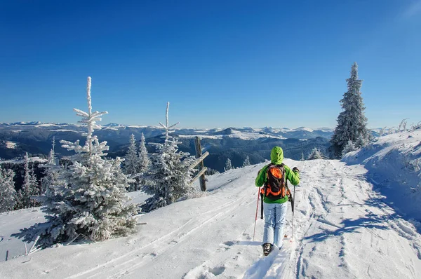 Een Meisje Lichte Kleren Skiën Langs Een Besneeuwd Pad Door — Stockfoto