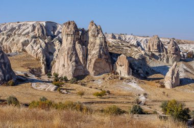 Büyük kum sütunları olan güzel bir Kapadokya manzarası. Türkiye
