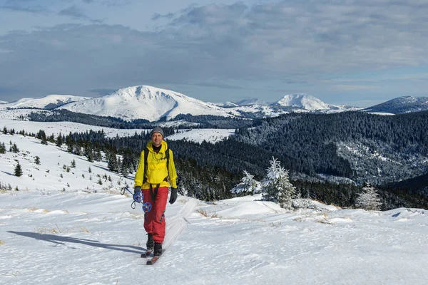 Homme Vêtements Brillants Monte Sur Vieux Skis Bois Long Des — Photo