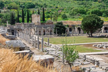 Türkiye 'nin güzel antik kenti - Önplanında ünlü kütüphane kalıntıları olan Efes
