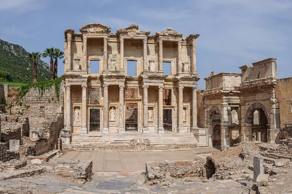 トルコの美しいアンティークの街 エペソ 前景に有名な図書館の遺跡と ストック画像