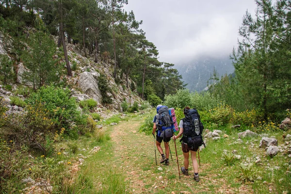 Couple Tourists Large Backpacks Walk Foggy Likiystaya Trail Turkey — Stock Photo, Image