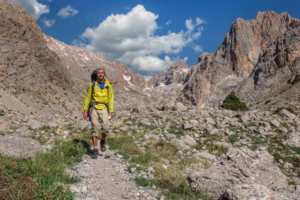 Homme Avec Grand Sac Dos Marche Haut Dans Les Montagnes — Photo