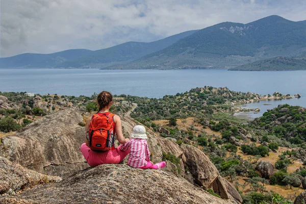 Maman Fille Tiennent Haut Sur Montagne Profitent Vue Sur Une — Photo