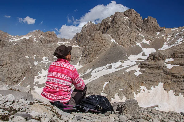 Une Fille Est Assise Sur Col Haut Dans Les Montagnes — Photo