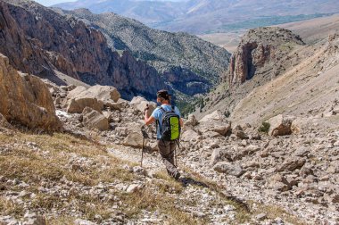 Sırt çantalı bir grup turist Aladaglar dağlarındaki geçitten iniyor. Türkiye