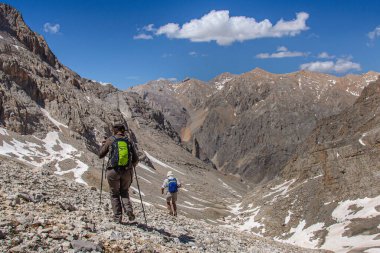 Sırt çantalı bir grup turist Aladaglar dağlarındaki geçitten iniyor. Türkiye