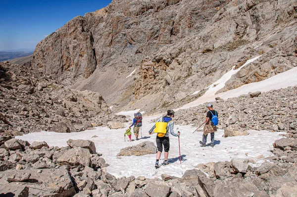 Sırt çantalı bir grup turist Aladaglar dağlarındaki geçitten iniyor. Türkiye
