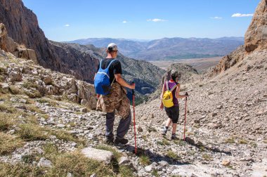 Sırt çantalı bir grup turist Aladaglar dağlarındaki geçitten iniyor. Türkiye