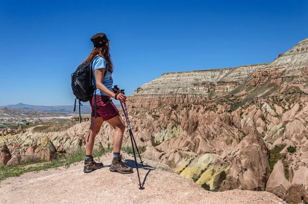 Woman Backpack Stands High Mountain Cappadocia Looks Multi Colored Rocks — Stock Photo, Image