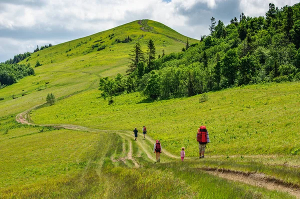 Group Tourists Large Backpacks Walking Beautiful Water Producing Ridge Carpathians — Stock Photo, Image