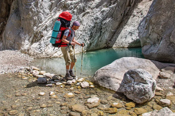 Young Male Tourist Big Backpack Crosses River Goynuk Canyon Lycian — Stock Photo, Image