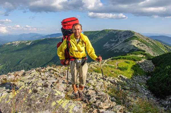 Турист Мужчина Большим Рюкзаком Поднимается Горной Каменной Тропе Высоко Карпатском — стоковое фото