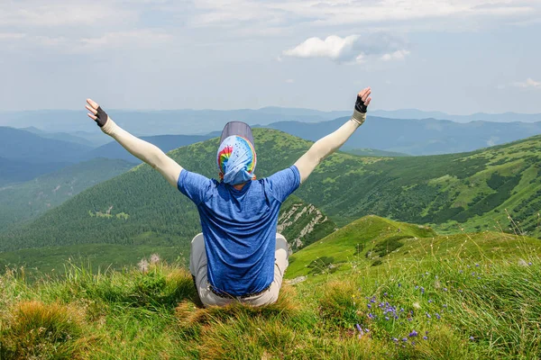 Man Ljusa Kläder Vilar Gräset Hög Plats Karpaterna Med Utsikt — Stockfoto