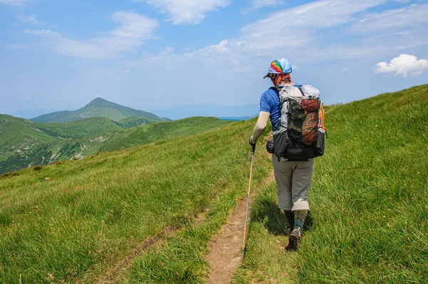 Sports Tourist Large Backpack Walks Mountain Trail Ukrainian Carpathians Overlooking — Stock Photo, Image