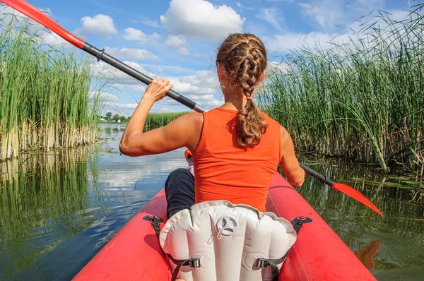 Una Giovane Ragazza Sportiva Galleggia Sul Fiume Zdwyzh Kayak Rosso — Foto Stock