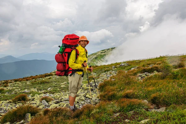 Male Tourist Large Backpack Climbs Mountain Stone Path High Carpathian — Stock Photo, Image