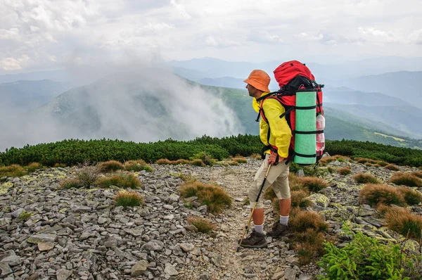 Ein Männlicher Tourist Mit Einem Großen Rucksack Erklimmt Einen Bergsteinpfad — Stockfoto