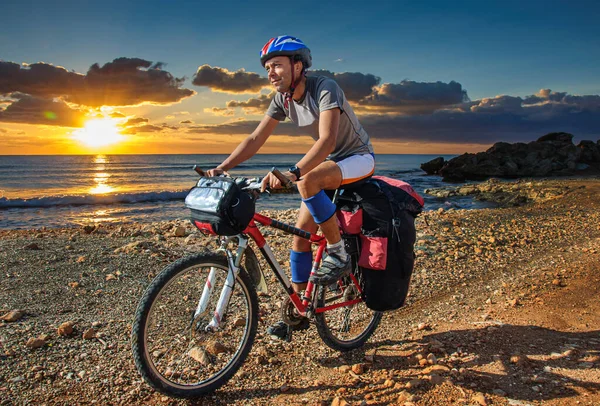 Homme Athlétique Uniforme Vélo Casque Fait Vtt Avec Grand Sac — Photo