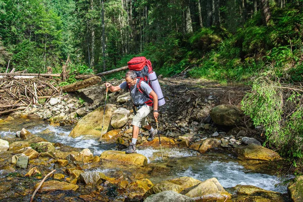 Atlético Con Una Gran Mochila Cruza Río Montaña Las Montañas — Foto de Stock