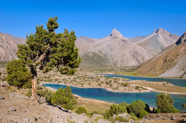 Majestoso lago de montanha no Tajiquistão — Fotografia de Stock