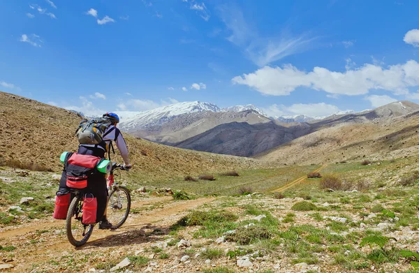 Cyclist racing on mountain trail — Stock Photo, Image