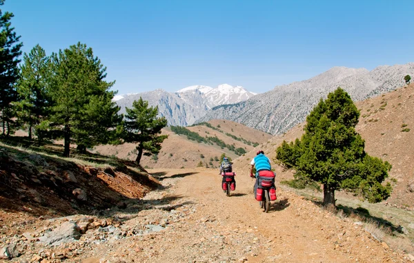 Dois ciclistas nas montanhas da Turquia — Fotografia de Stock