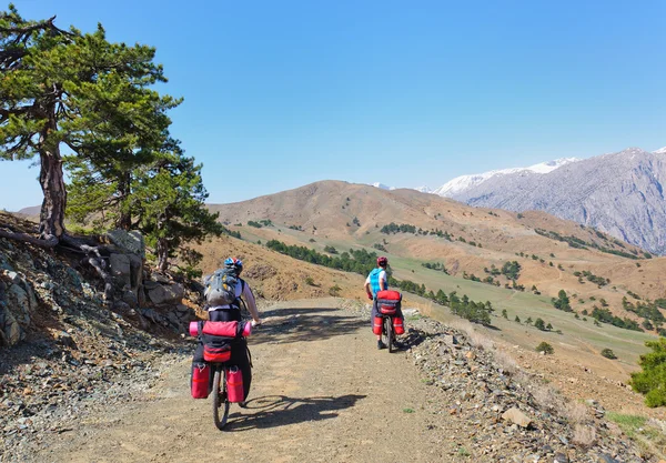 Cyclistes sur la serpentine de montagne en Turquie — Photo