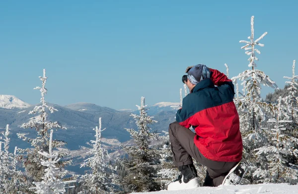 Fotograaf fotograferen winter panorama in hoge bergen — Stockfoto